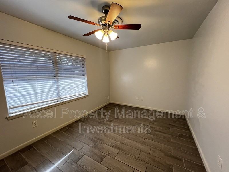 1927 Daffodil Ave - Photo 7 of 10