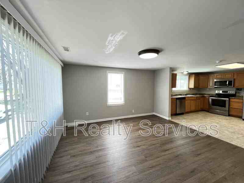 611 N Waldemere Ave - Photo 4 of 20