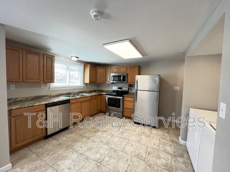 611 N Waldemere Ave - Photo 5 of 20