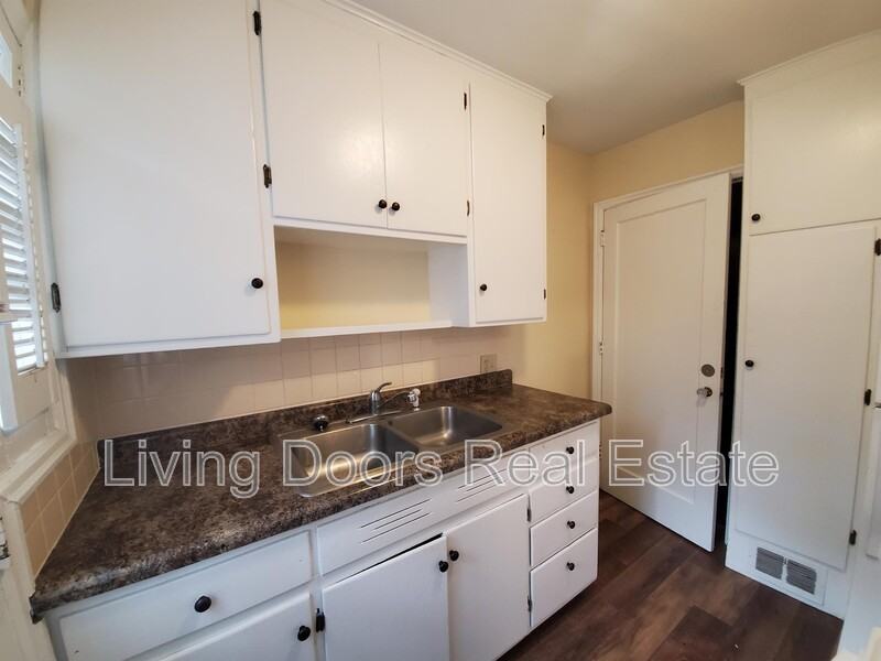 314 S 47th St - Photo 2 of 17