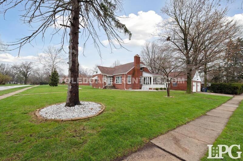 391 Perry Dr - Photo 2 of 44