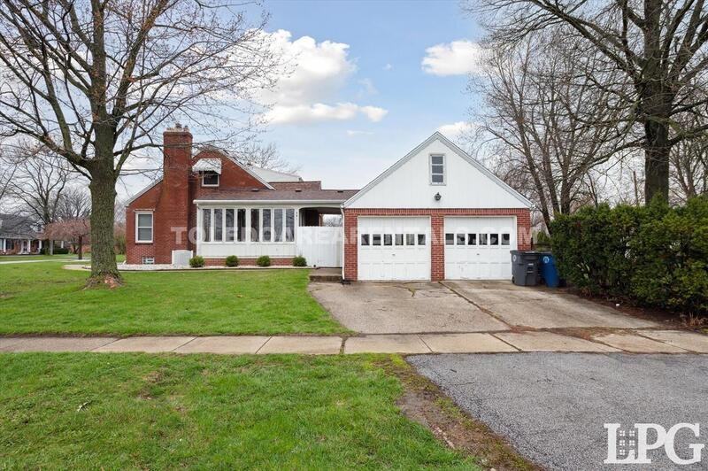 391 Perry Dr - Photo 3 of 44