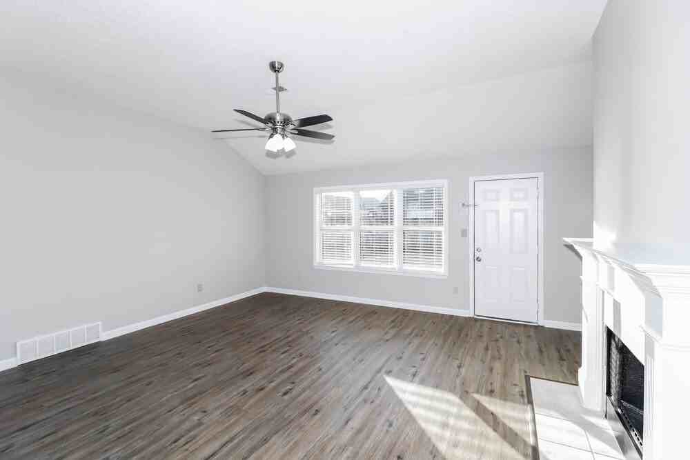 1655 Torrington Dr - Photo 4 of 19