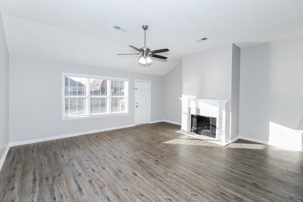 1655 Torrington Dr - Photo 5 of 19