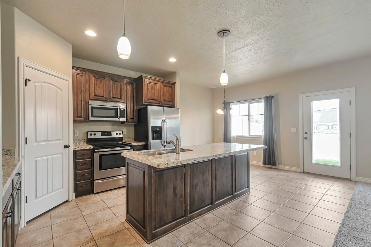 1801 W 850 S - Photo 6 of 25