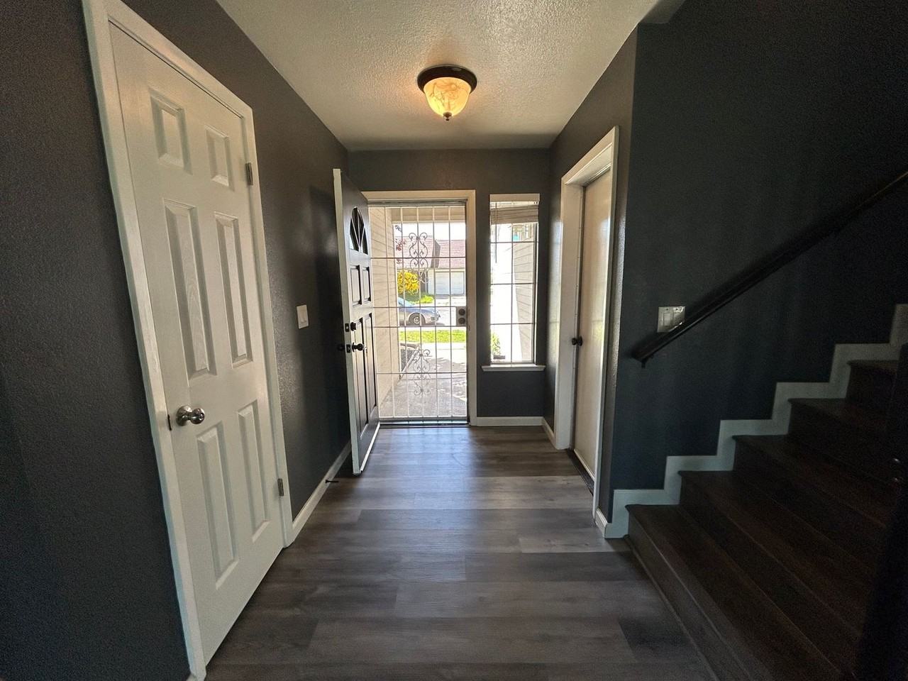 3086 Beverly Ct - Photo 3 of 25