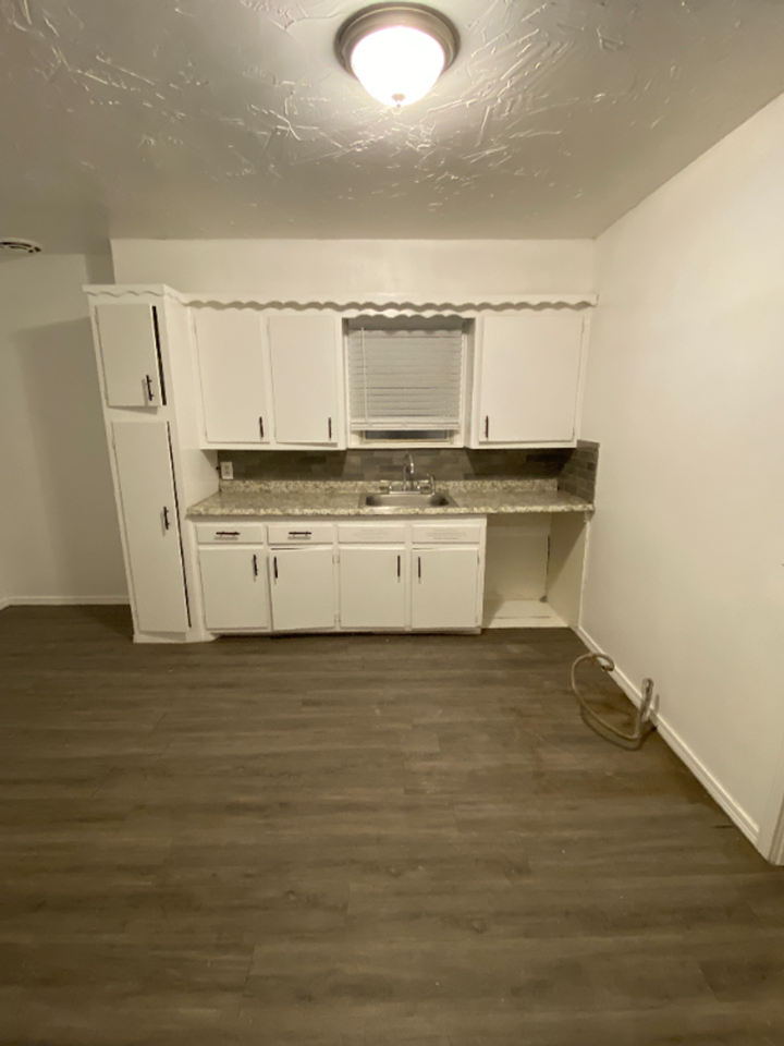 2101 46th St - Photo 3 of 8