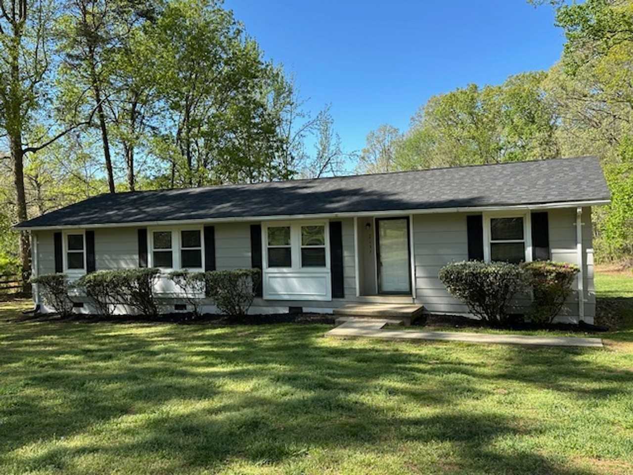 2137 Mountain View Rd - Photo 2 of 23