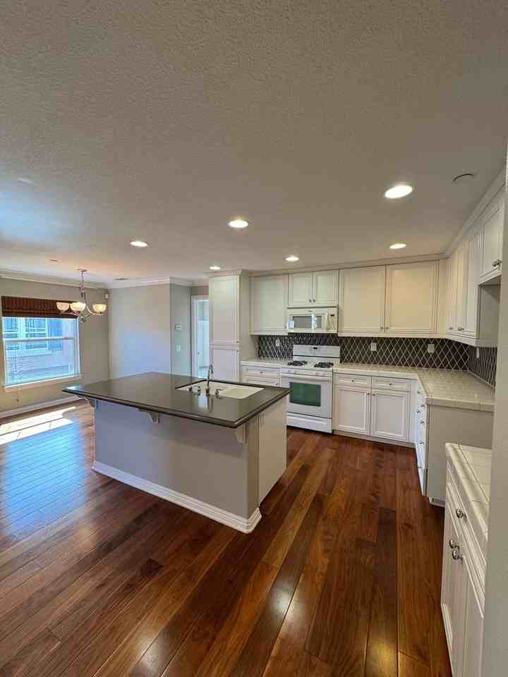 550 Southampton Pl - Photo 3 of 23