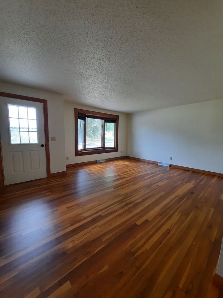 2215 Janet St - Photo 2 of 36