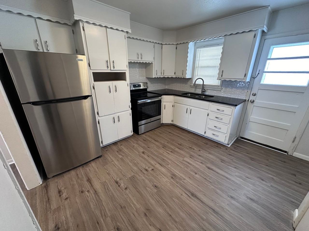 1137 W 43rd St S - Photo 2 of 7