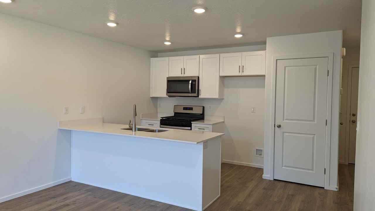 544 S May Dr - Photo 2 of 11