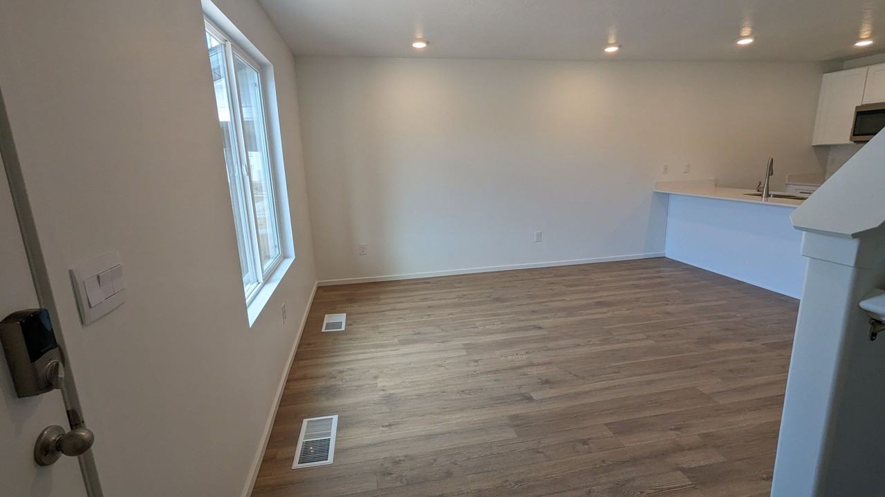 544 S May Dr - Photo 3 of 11