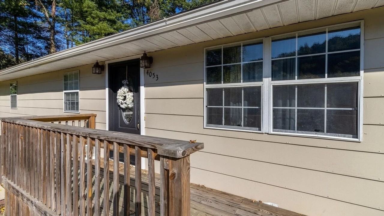 4053 Howells Mill Rd - Photo 2 of 21