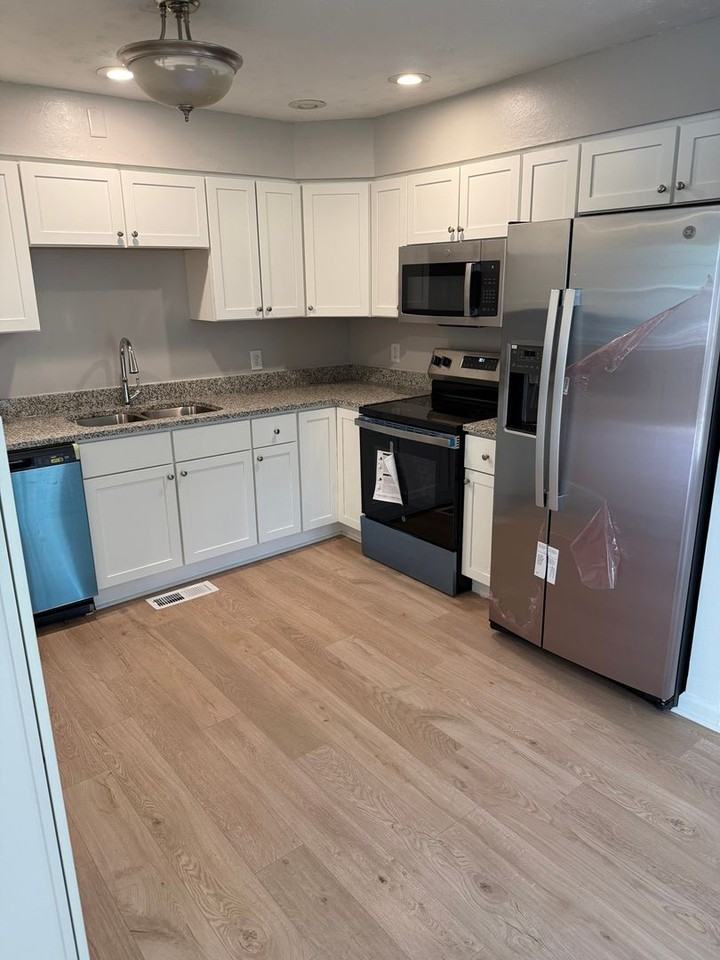 4053 Howells Mill Rd - Photo 3 of 21