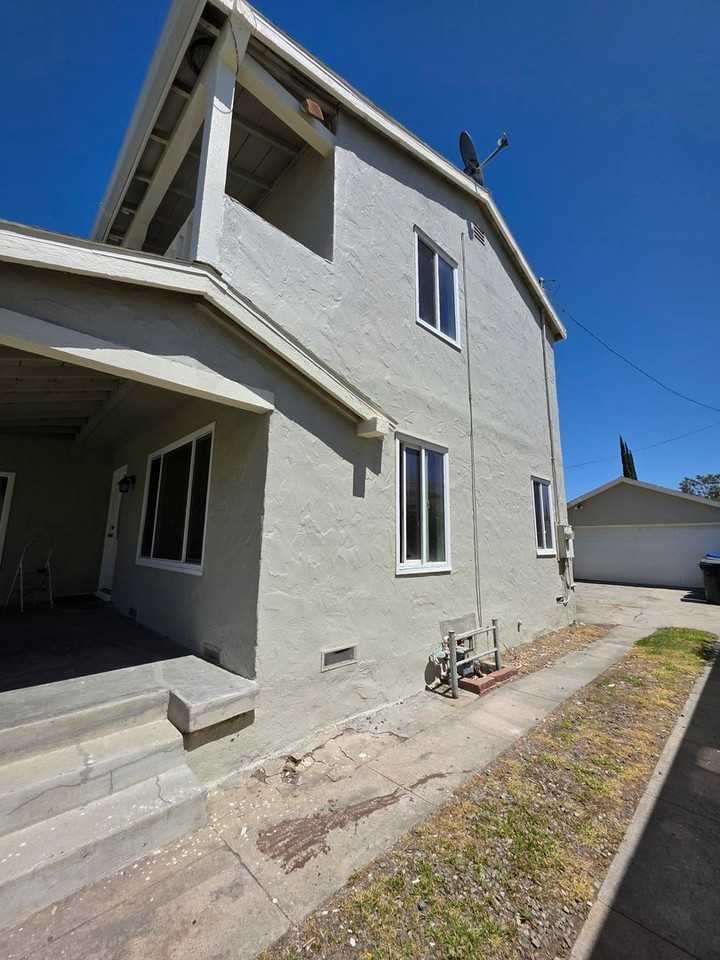 2641 N Arrowhead Ave - Photo 2 of 40