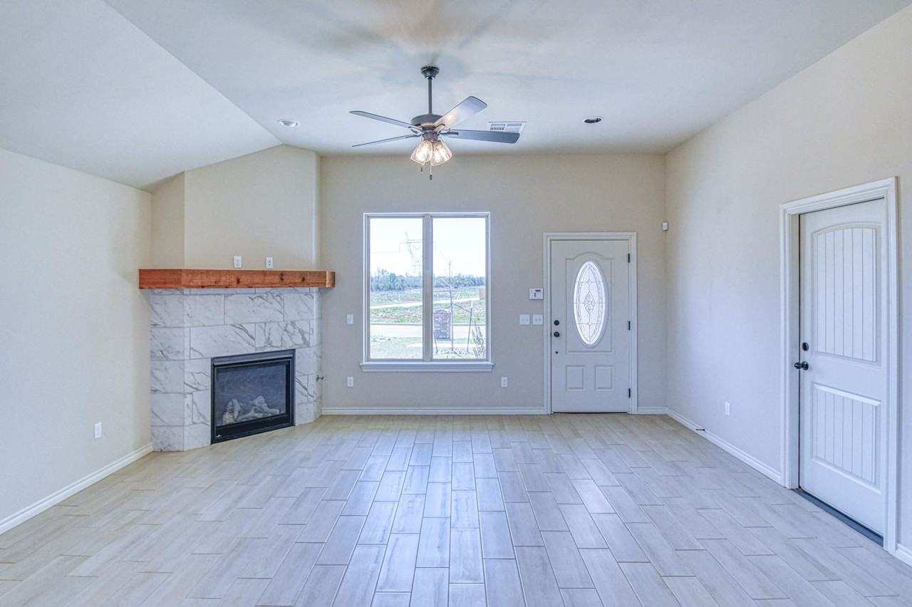 9305 Nw 142nd St - Photo 4 of 30