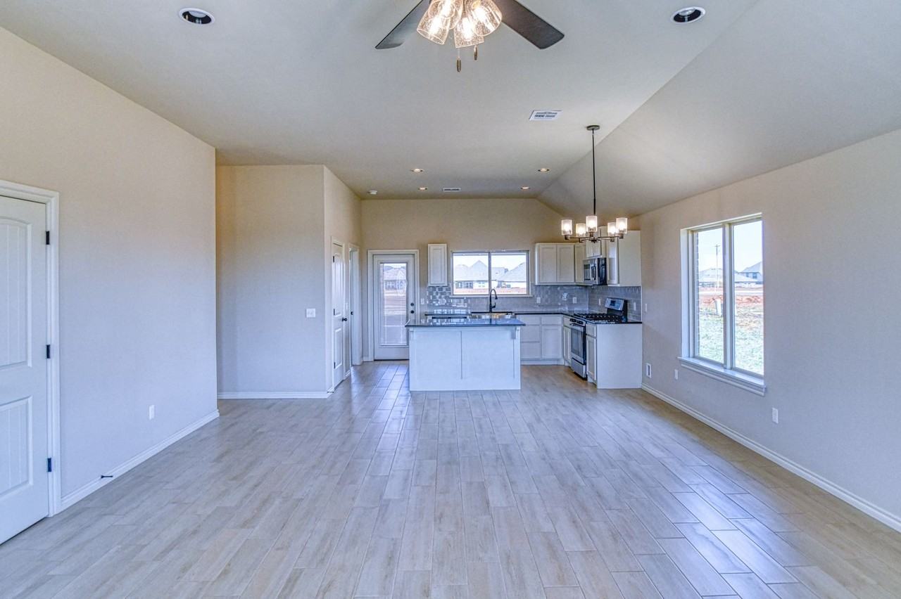 9305 Nw 142nd St - Photo 7 of 30