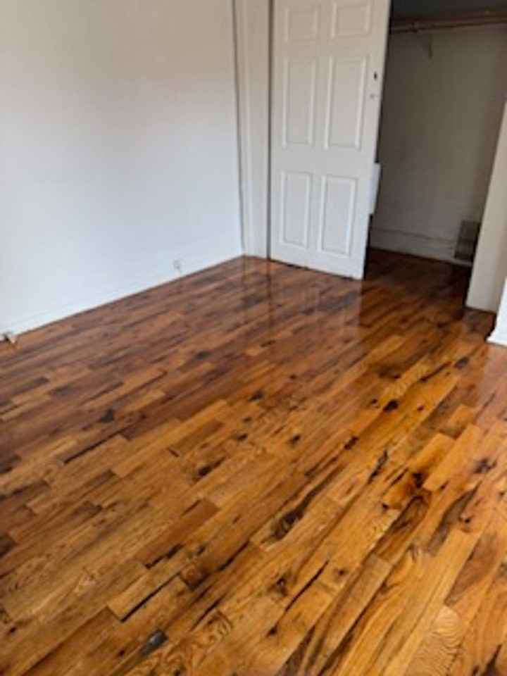 902 42nd St - Photo 2 of 5