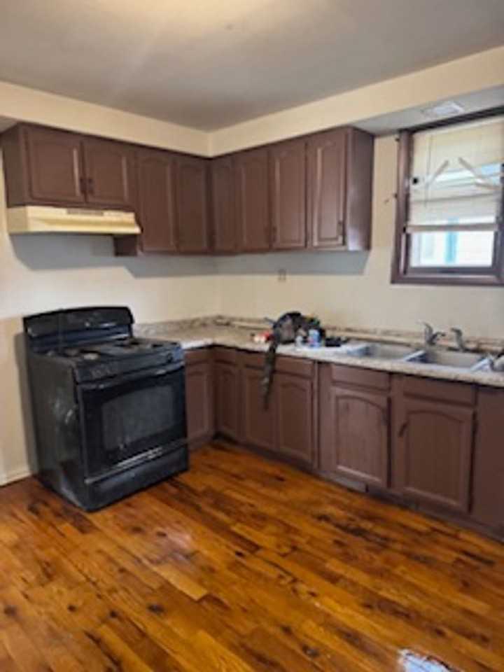 902 42nd St - Photo 3 of 5