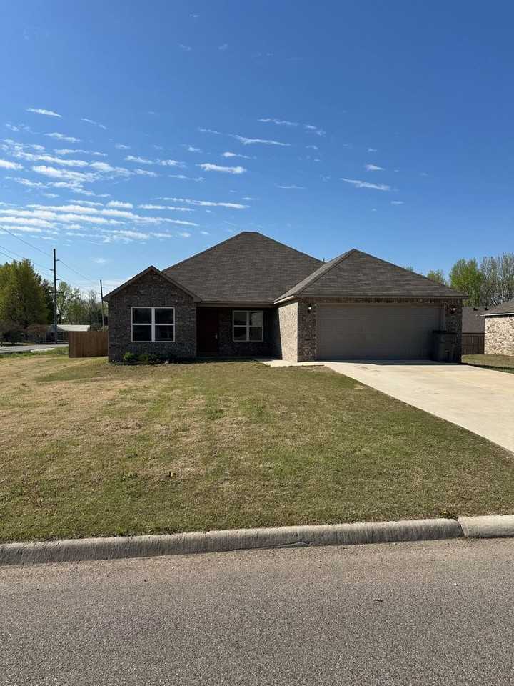 5700 Wendy St - Photo 3 of 20