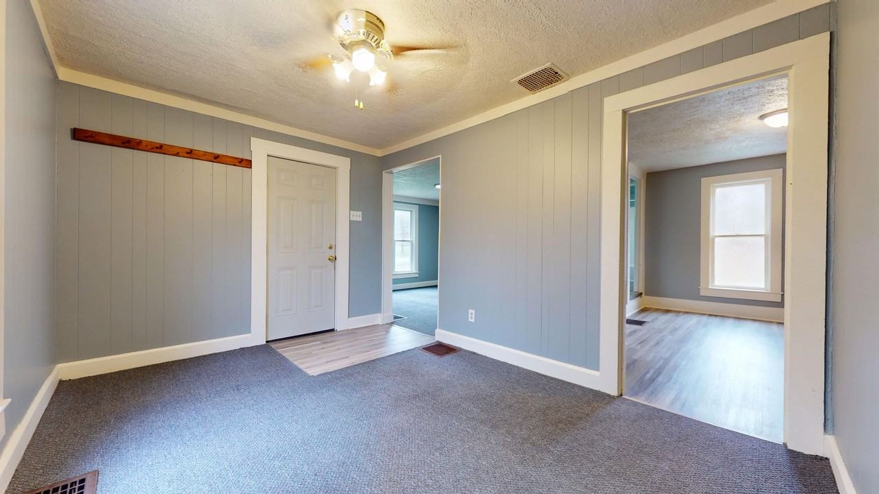 430 Harmon Ave - Photo 4 of 11
