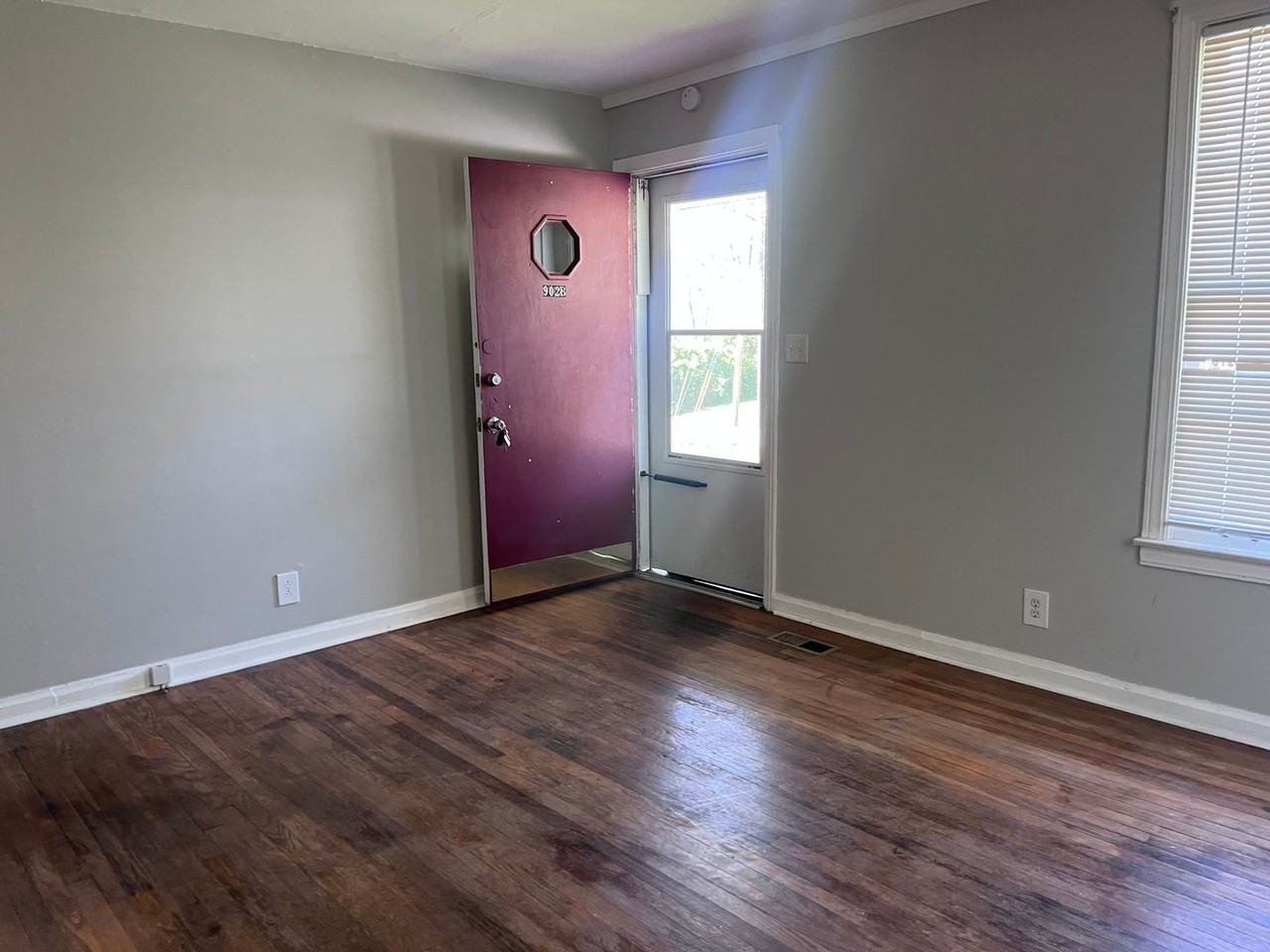 902B Maynor Ave - Photo 3 of 8