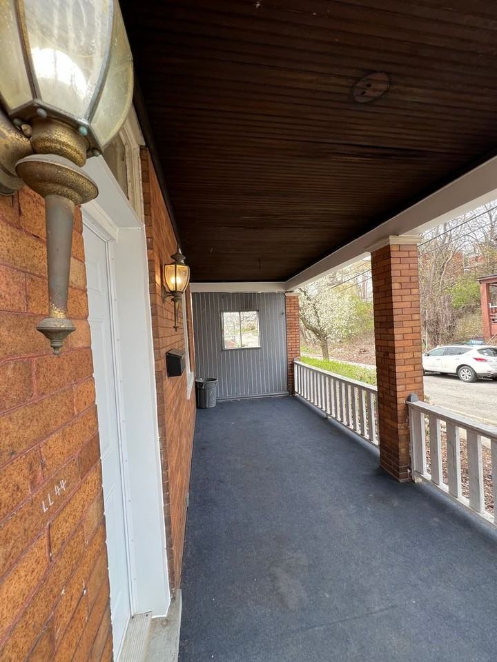 218 Wilbur St - Photo 3 of 32