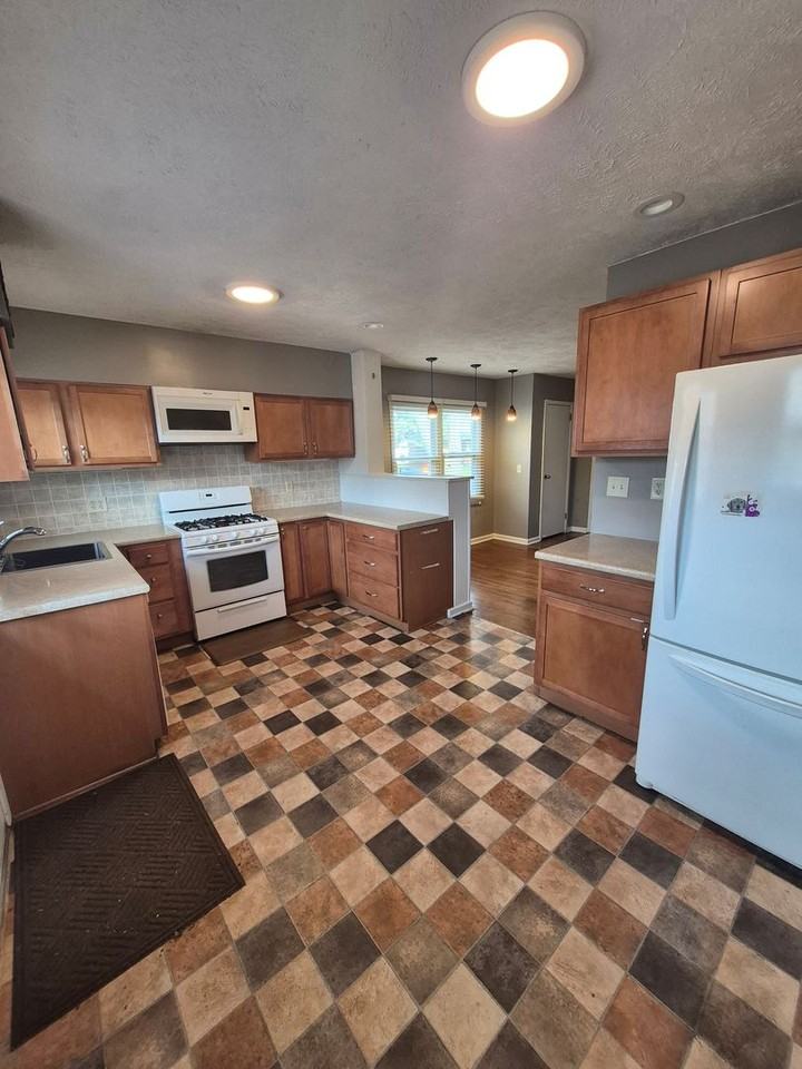 205 Meadowbrook Dr - Photo 3 of 17