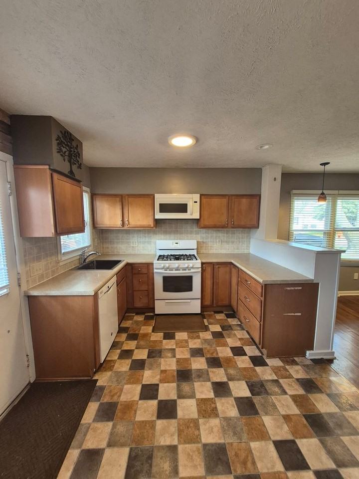 205 Meadowbrook Dr - Photo 4 of 17