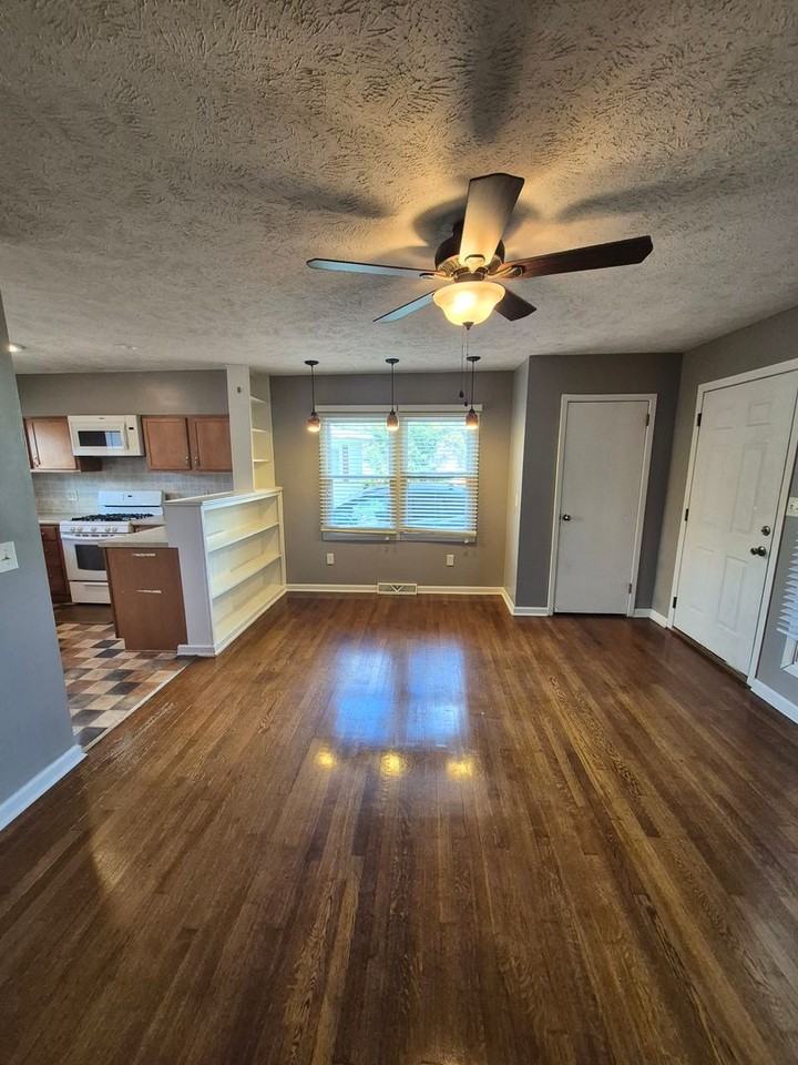 205 Meadowbrook Dr - Photo 7 of 17