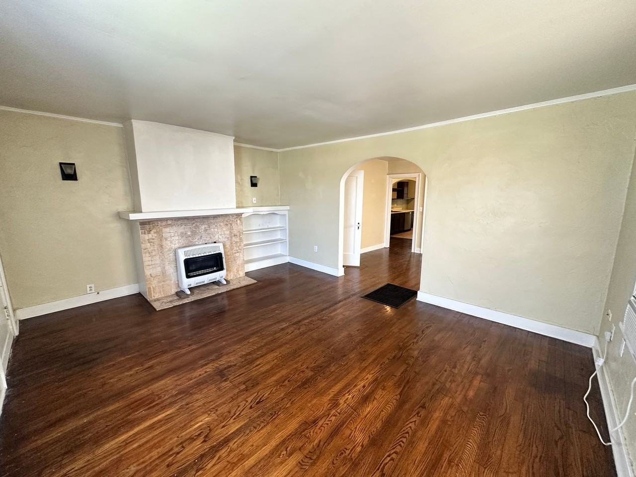 2856 Nw 19th St - Photo 3 of 13