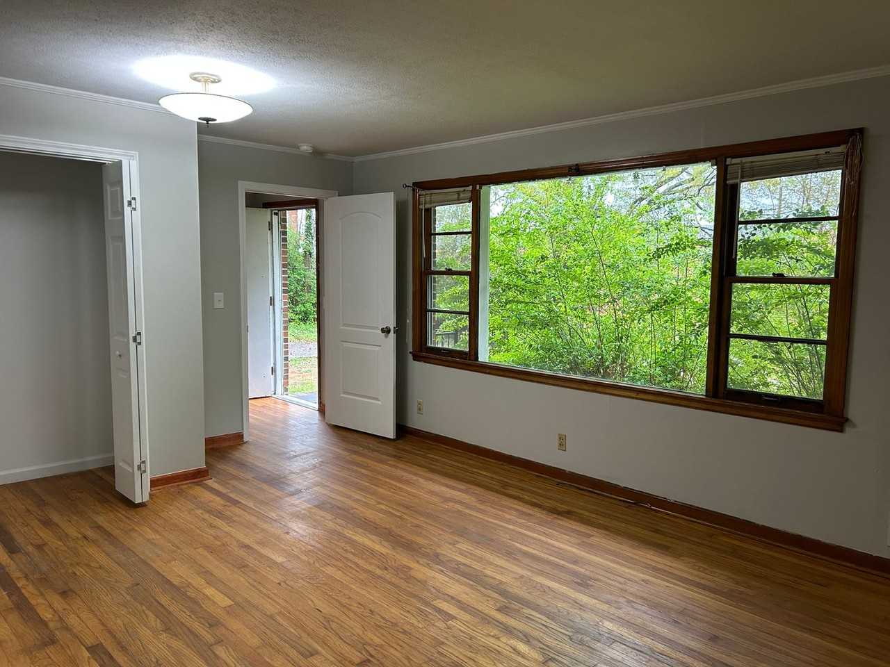 916 Stewart St - Photo 4 of 14