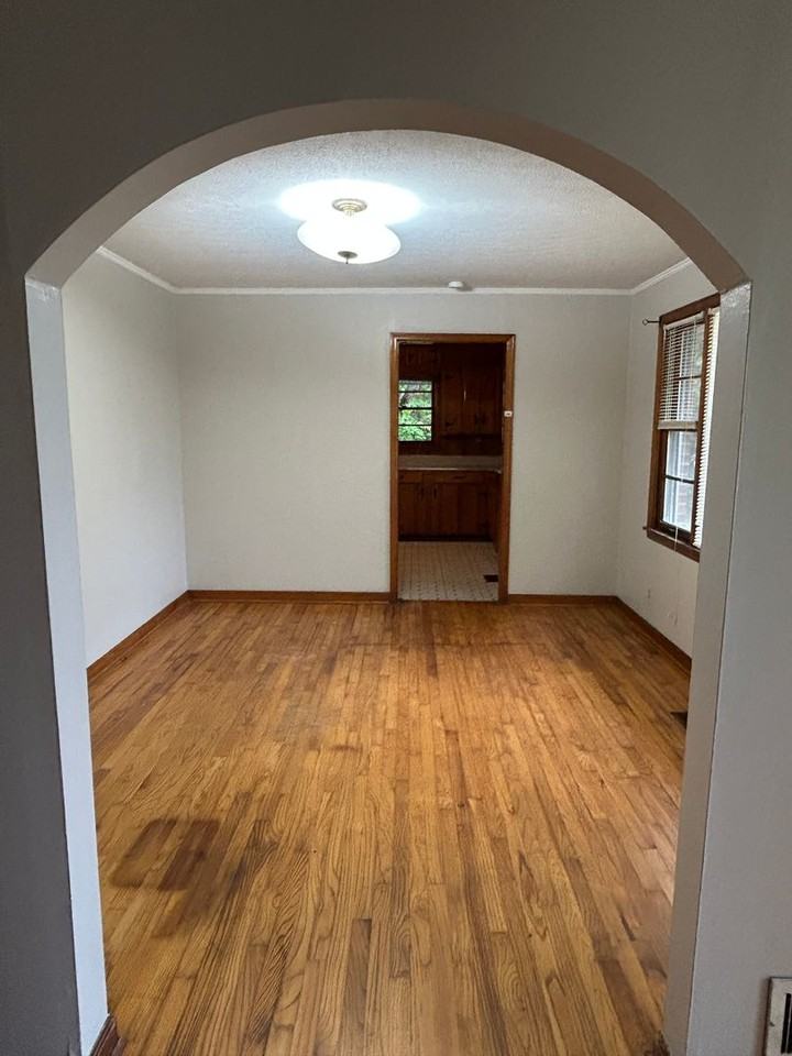 916 Stewart St - Photo 5 of 14