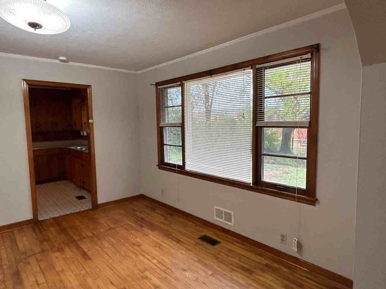916 Stewart St - Photo 6 of 14
