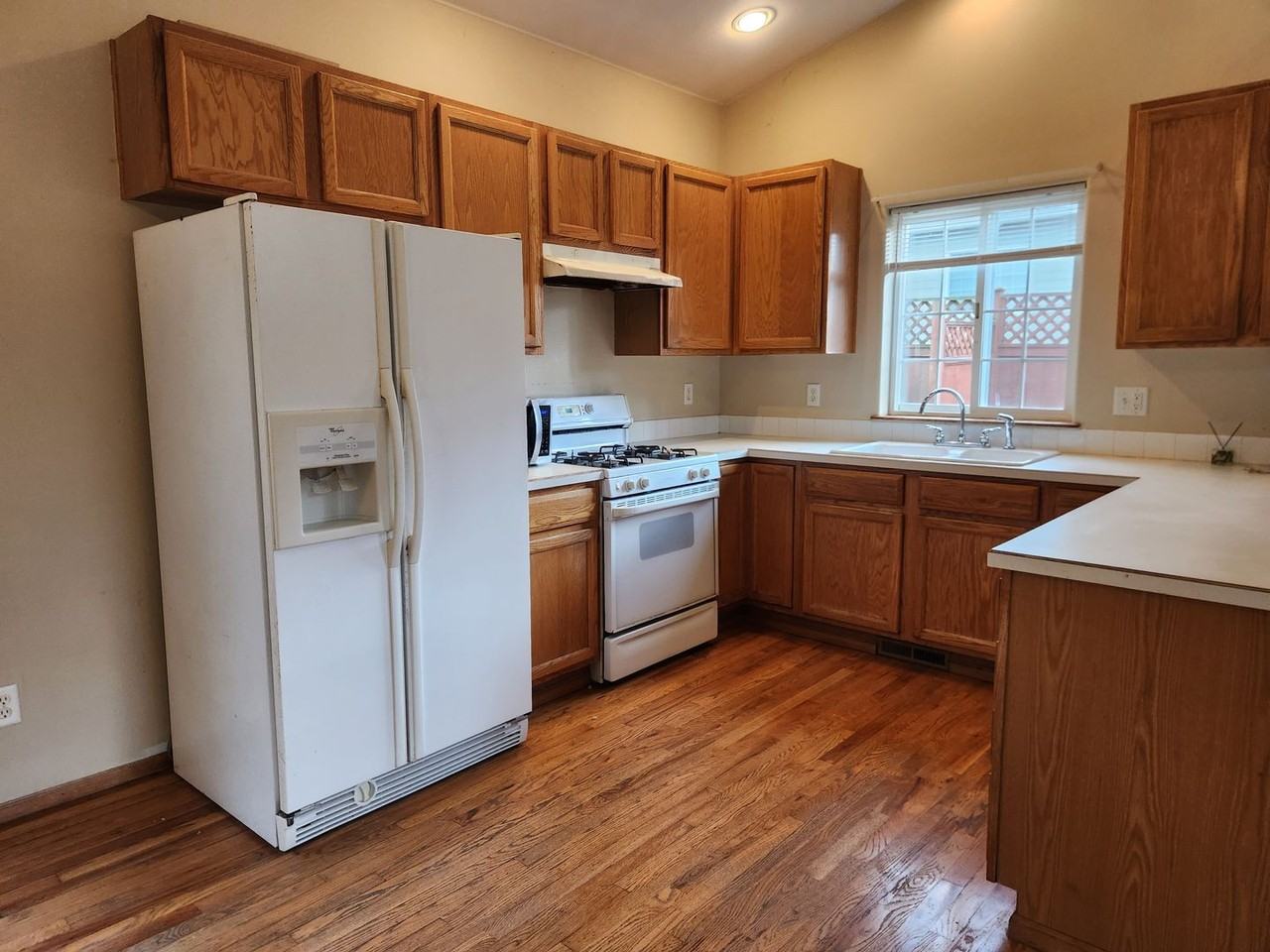 533 40th St - Photo 2 of 16