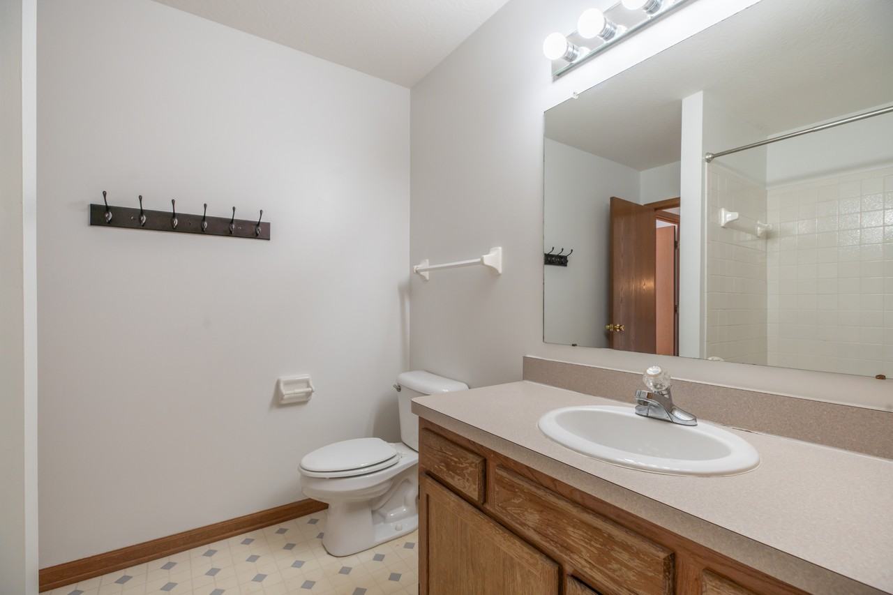 240 Richards Dr - Photo 3 of 42
