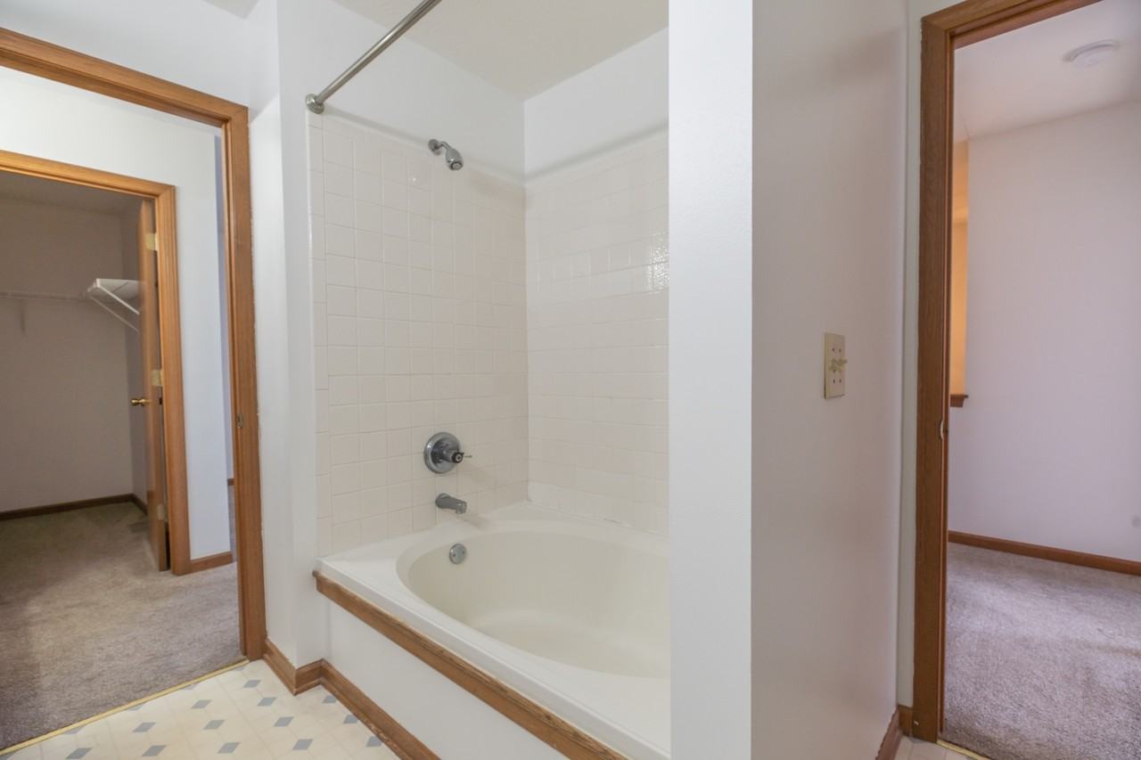 240 Richards Dr - Photo 2 of 42