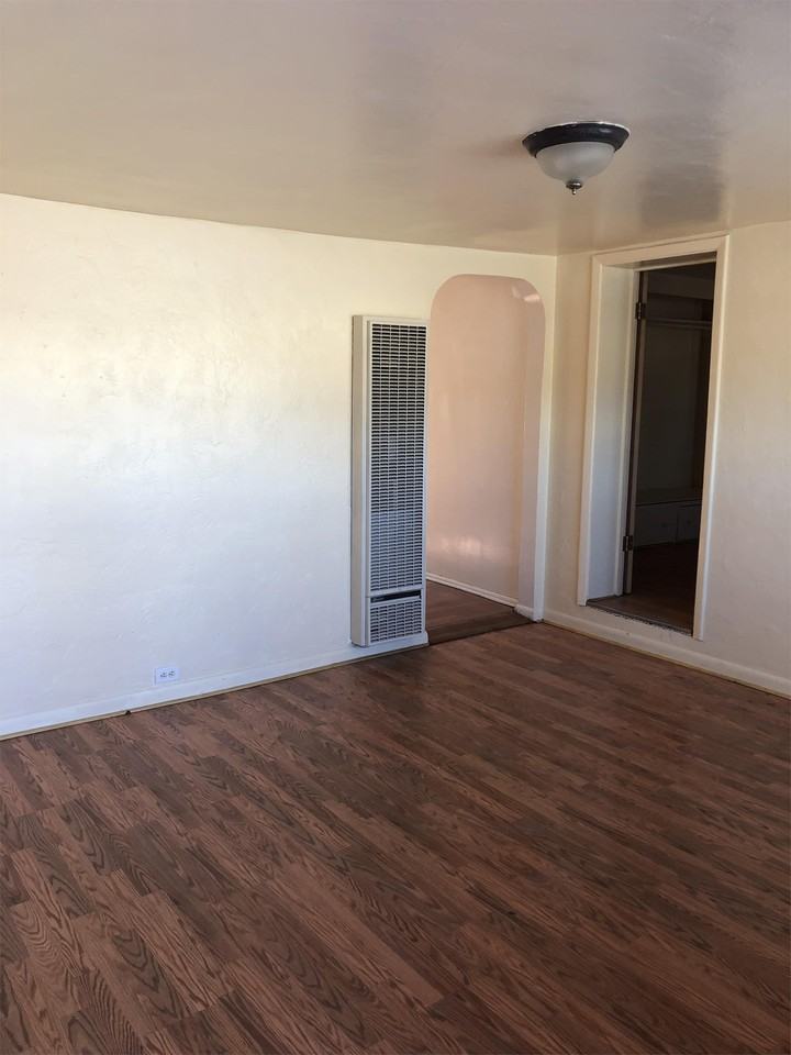 750 1/2 W 3rd St - Photo 4 of 17