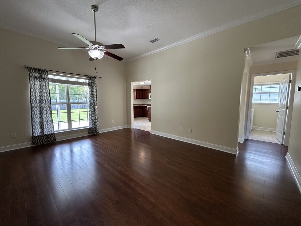 1115 Creekside Cir - Photo 2 of 15