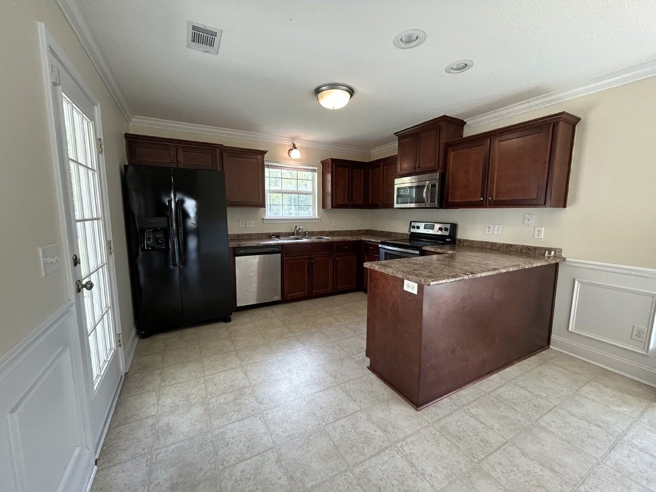 1115 Creekside Cir - Photo 3 of 15