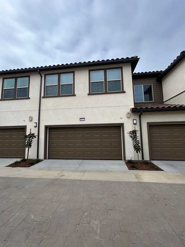 10757 Champions Ln - Photo 3 of 36