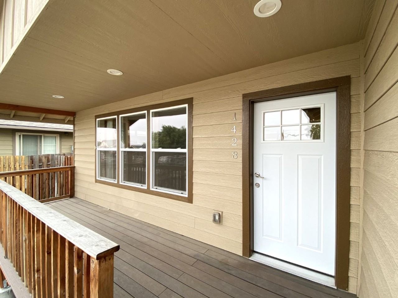 1428 E 11th St - Photo 2 of 34