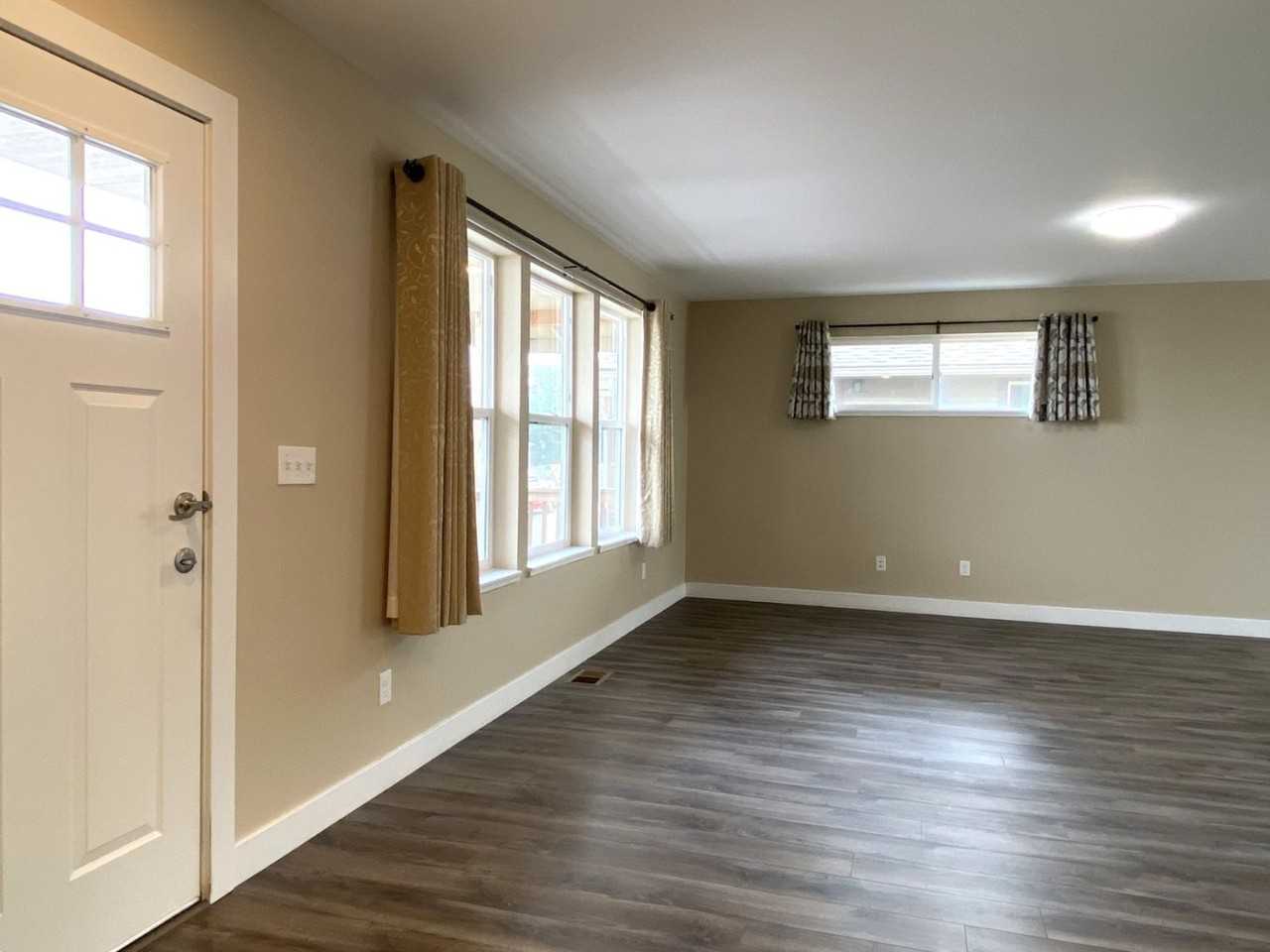 1428 E 11th St - Photo 3 of 34