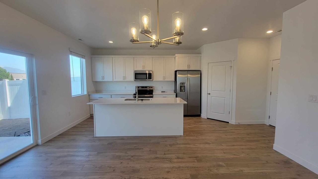 572 W 1860 N - Photo 3 of 17