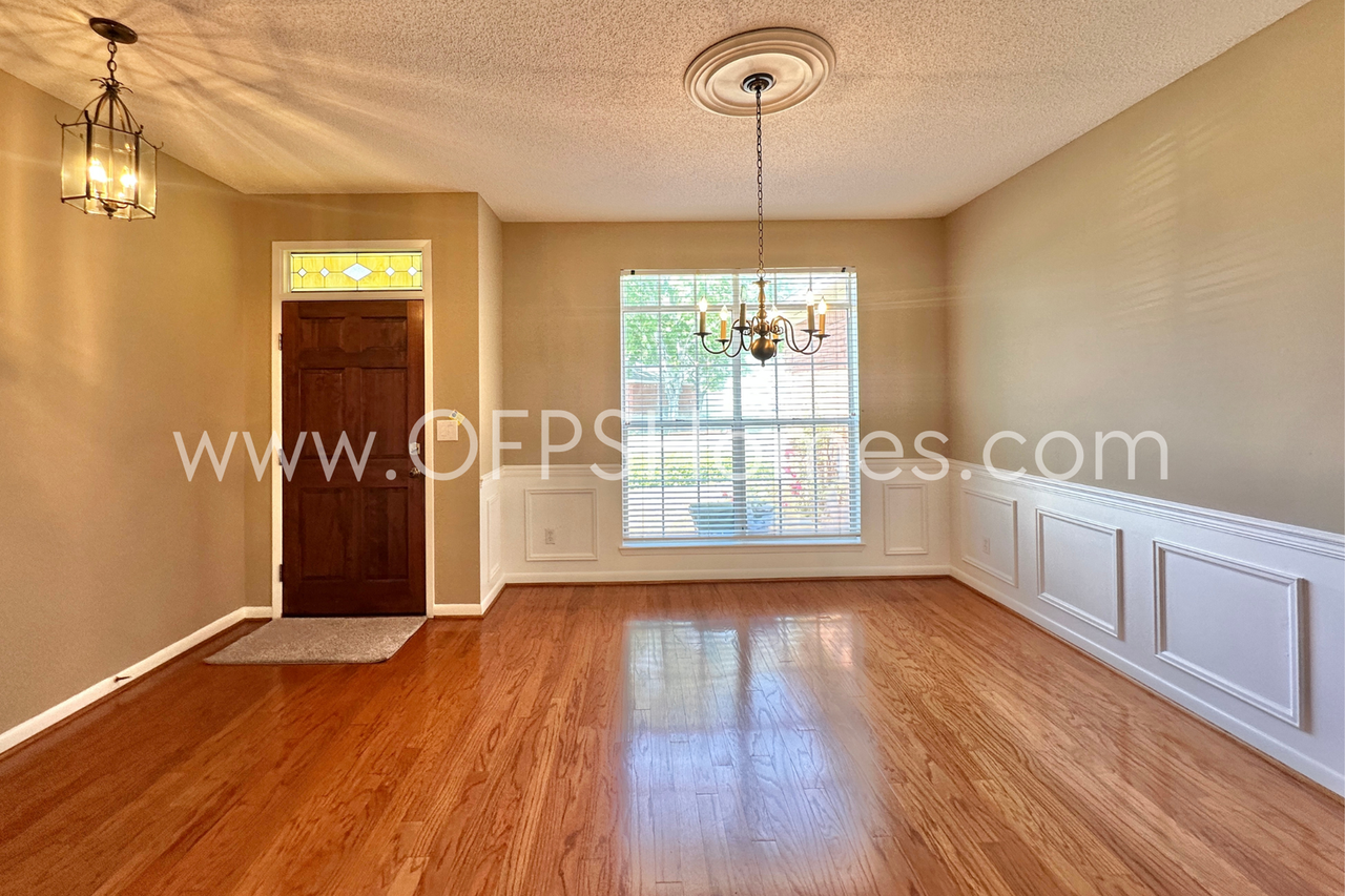 4534 Parkwood Ln E - Photo 3 of 25