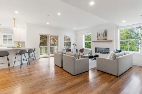 20 Lawrence St - Photo 2 of 19