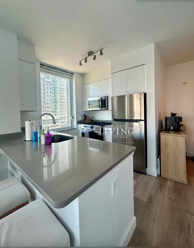 52-41 Center Boulevard - Photo 2 of 10