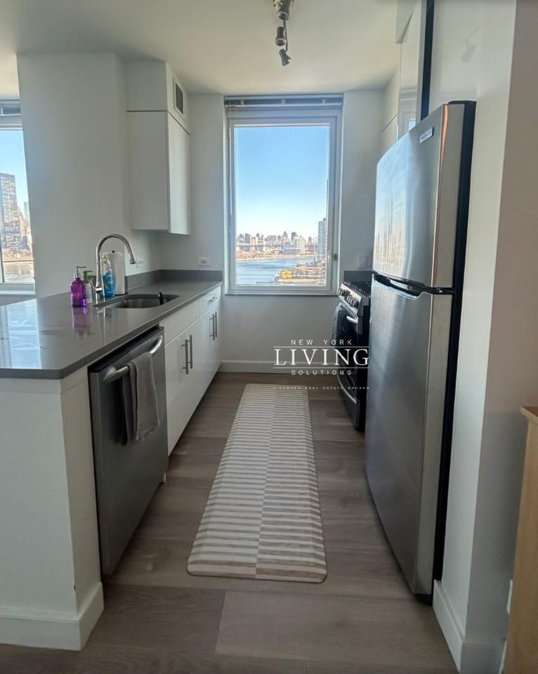 52-41 Center Boulevard - Photo 3 of 10