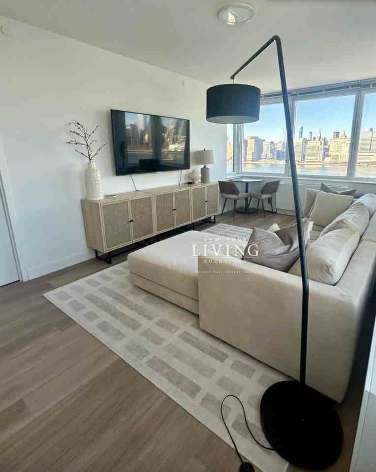 52-41 Center Boulevard - Photo 7 of 10